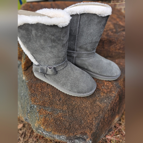 Like New Koolaburra by UGG Arlena Grey Suede Bow Short Boots Size: 10 - Picture 1 of 8